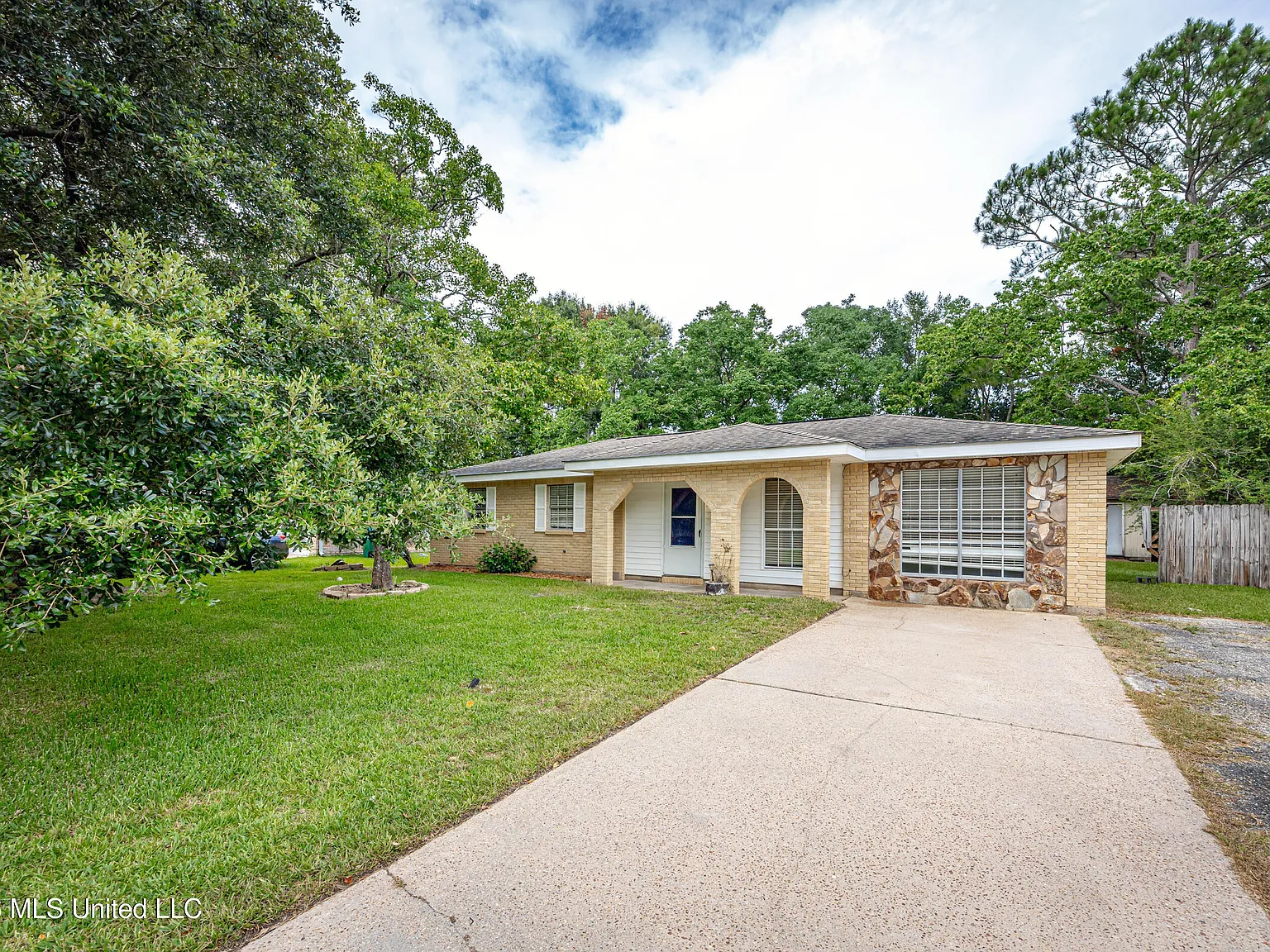 3 bed, 1.0 bath, 1352 sqft, $1,350 — Photo 2