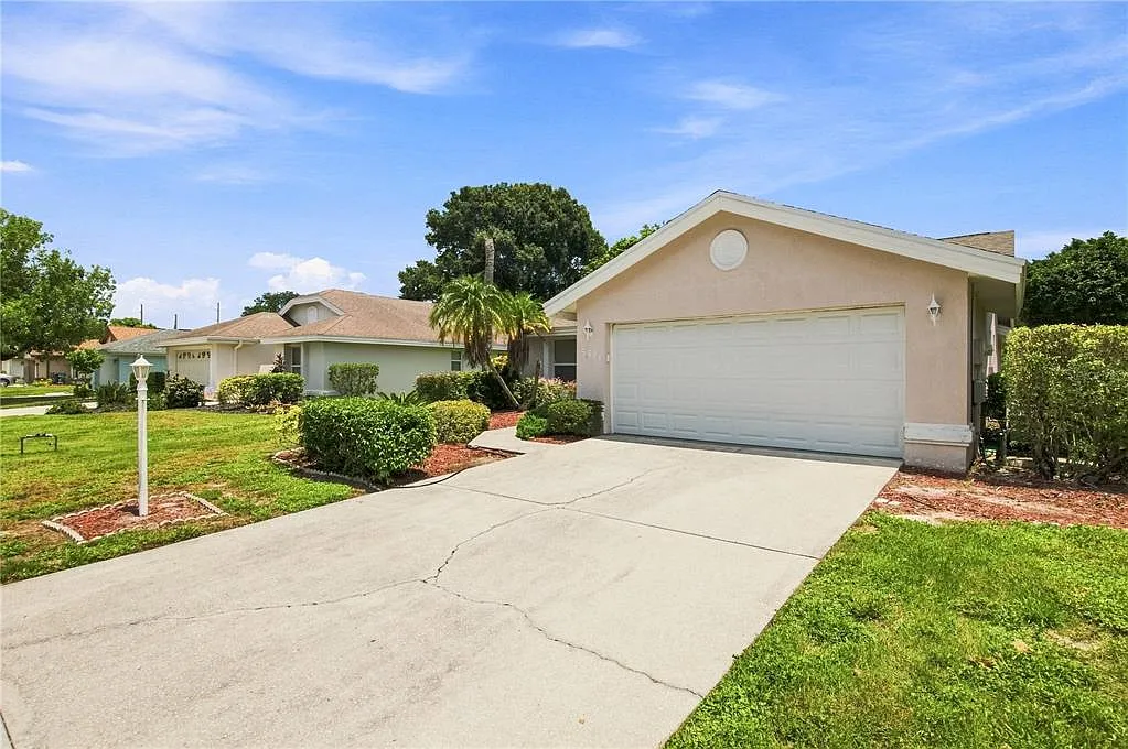 3 bed, 2.0 bath, 1436 sqft, $2,700 — Photo 2