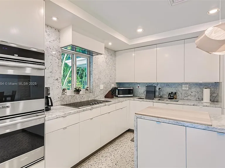 262 Bombay Ave — Photo 14