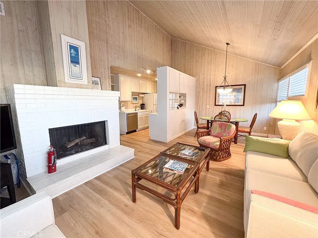 2 bed, 800 sqft, $4,750 — Photo 4
