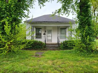 614 S May St, Sumner, IL 62466