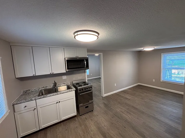 402 E Elm St #1/2 — Photo 6