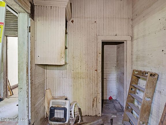 14th image of 530 Buschman St