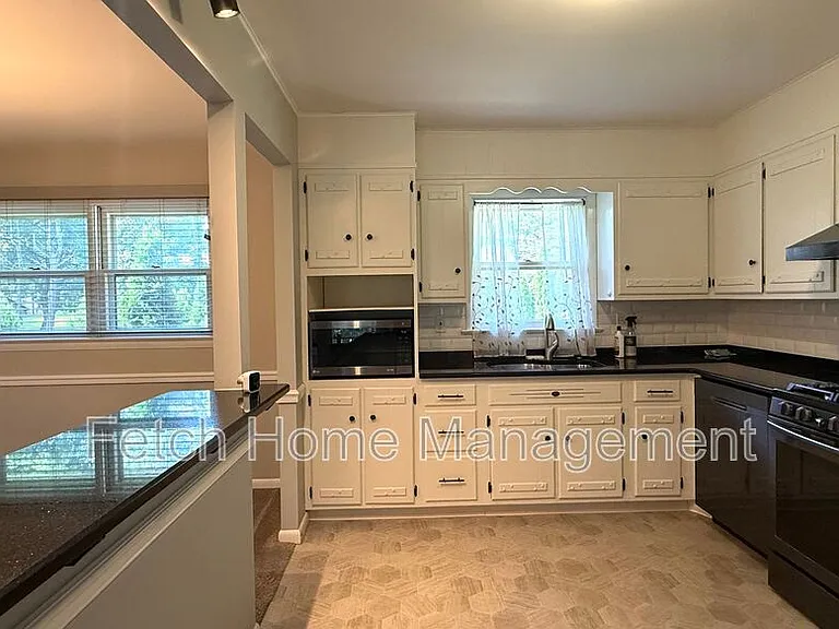 417 Surrey Dr — Photo 10