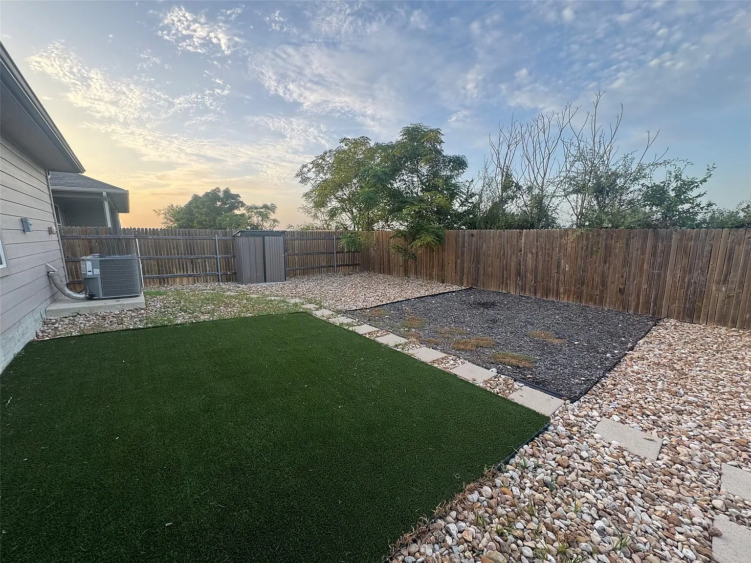 4 bed, 2.0 bath, 1739 sqft, $2,000 — Photo 2