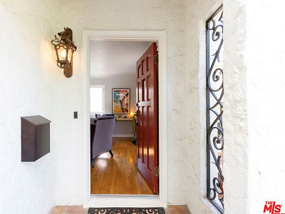 5th image of 940 N La Jolla Ave