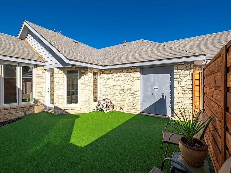 2202 Wydewood Dr — Photo 3