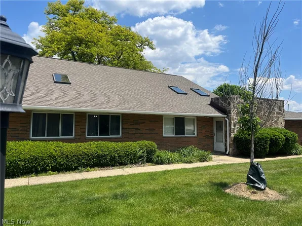 21846 River Oaks Dr APT 2D, Rocky River, OH 44116