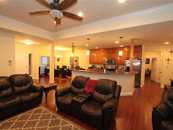 3rd image of 130 Bluebonnet Dr