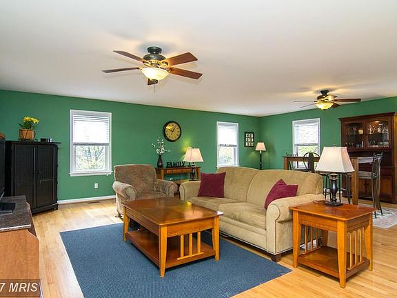 3rd image of 1402 Woodbine Way