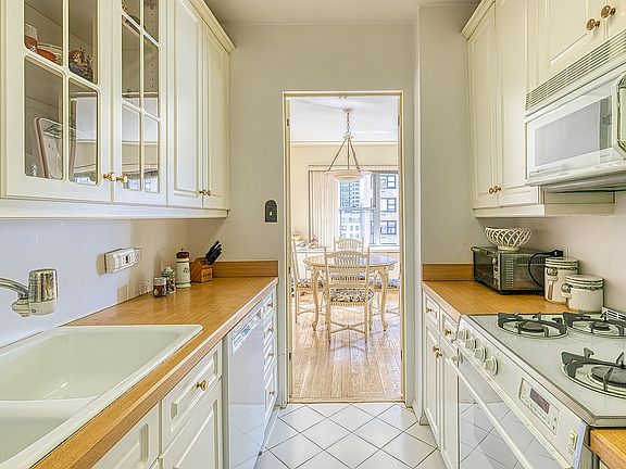 4th image of 360 E 72nd St APT A1208