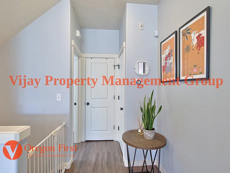 825 NE Wheelock Pl — Photo 5