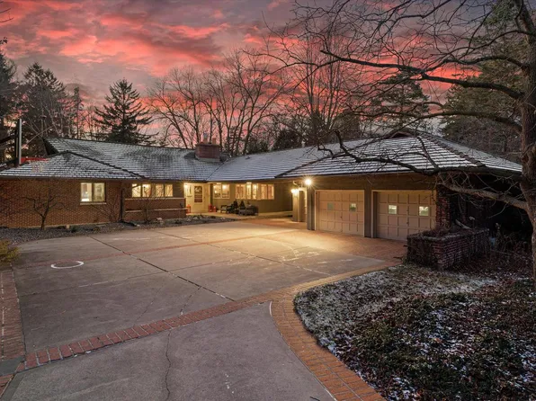 9621 North Lake DRIVE, Bayside, WI 53217