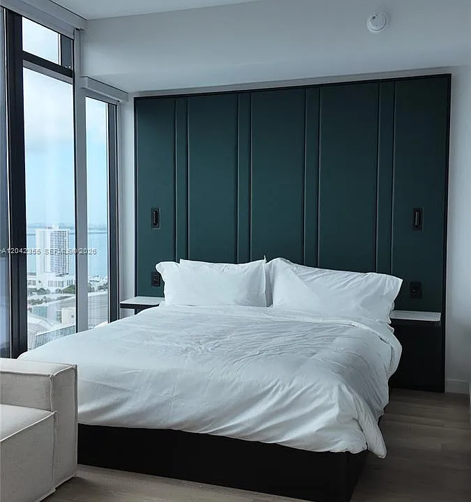 20 NE 11th St #Penthouse 05