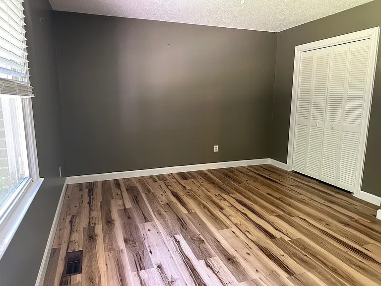 229 Nottingham Dr — Photo 2
