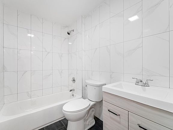 3rd image of 422 Leland Ave
