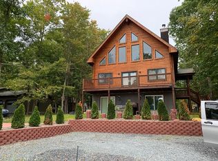 121 N Wood Rd, Dingmans Ferry, PA 18328