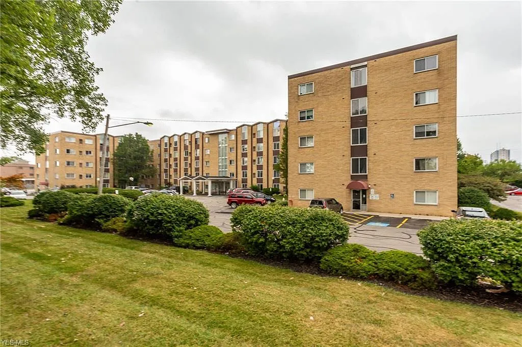 25735 Lorain Rd Unit 315 photo 1