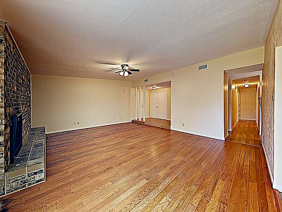 4th image of 1810 Warwick St