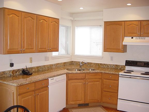 Granite Counters & Upgraded Fixtures