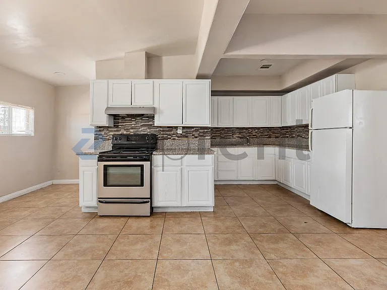 1209 H St — Photo 8