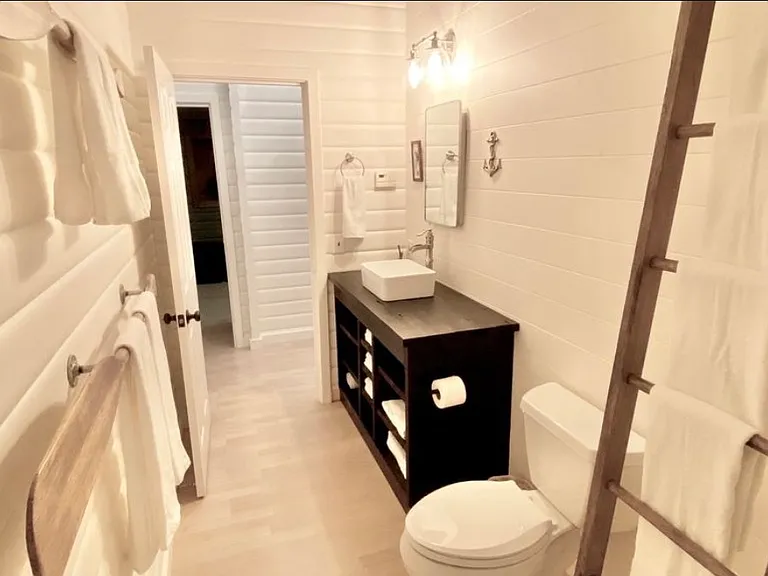 7075 NE Bay Hill Rd — Photo 35