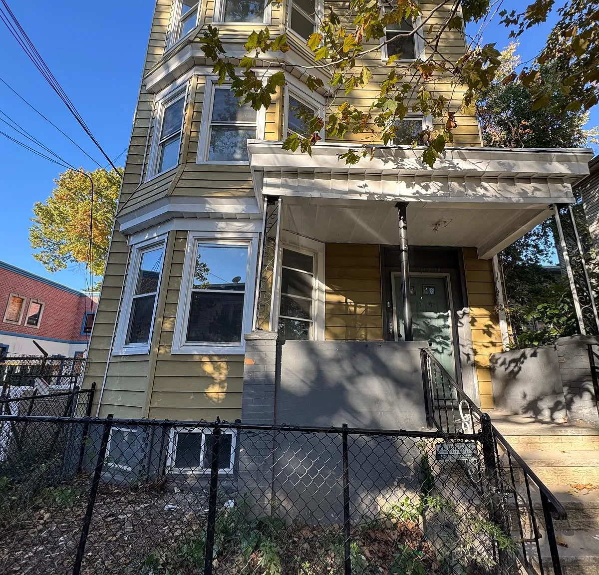 3 bed, $2,050 — Photo 1