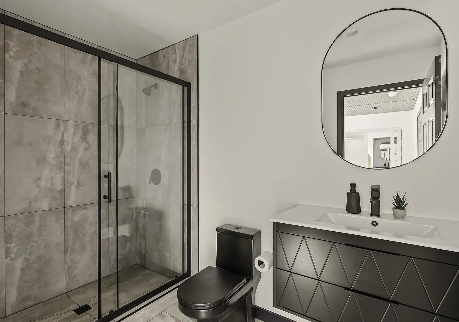 A 5 bedroom, 4 bathroom Fully Furnished Apartment at 1517 1/2 Selby Ave. — Photo 3