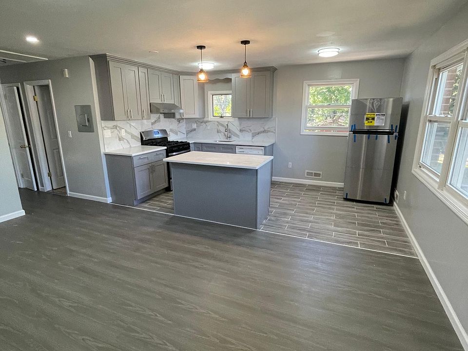 1st image of 256 Hillcrest St Floor 2