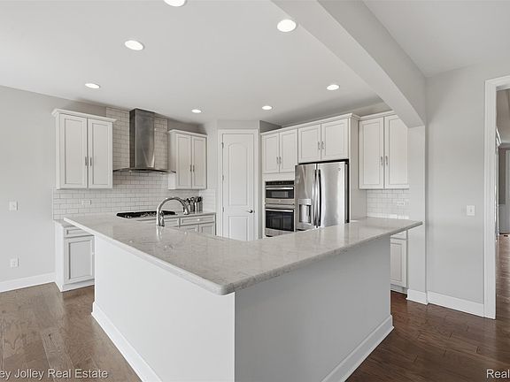 2nd image of 24355 Pinnacle Cir