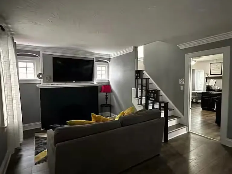 900 Vineshire Rd — Photo 3
