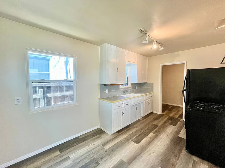 2447 Boundary St — Photo 10