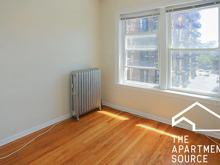 3910 N Pine Grove Ave #2 — Photo 3