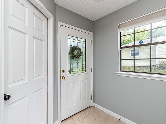 5th image of 3957 Meadowview Dr N