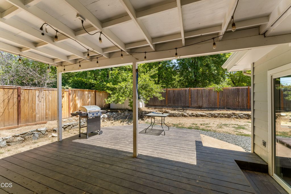 703 NE 10th St, Grants Pass, OR - View 3