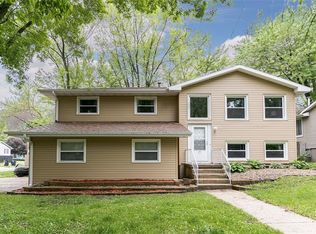 1205 Eisenhower Rd, Hiawatha, IA 52233