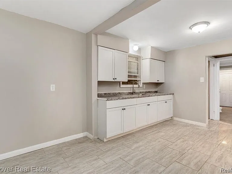 5574 Buckingham Ave — Photo 9
