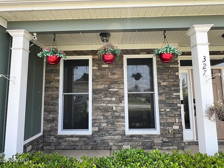 327 Clearwater Ln — Photo 2