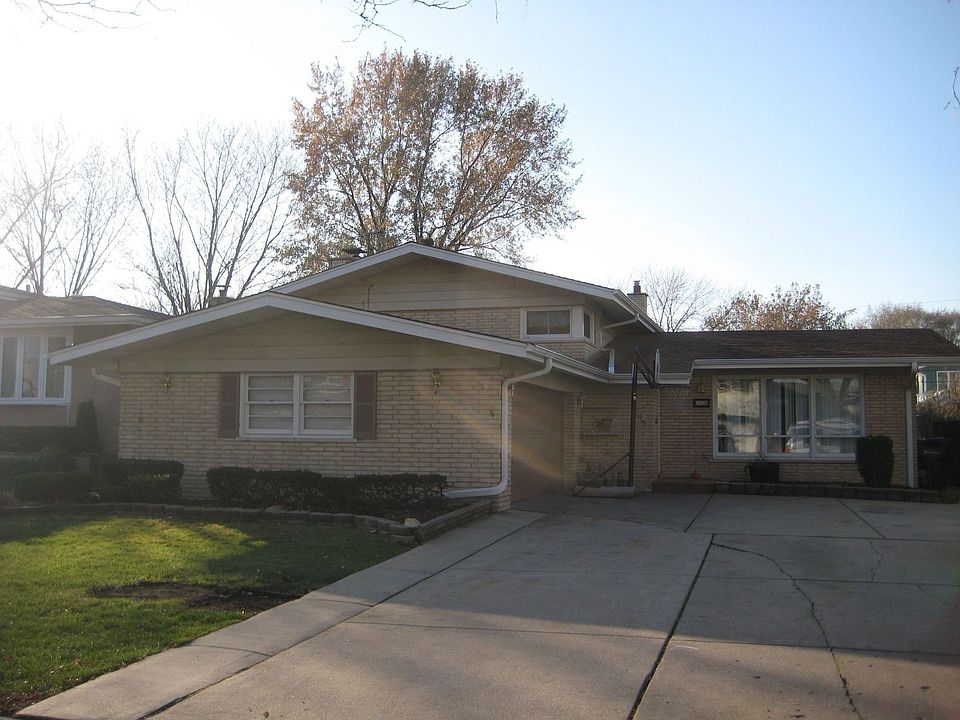 Beautiful 5-bedroom house with large driveway