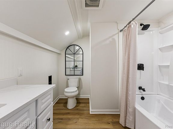 5th image of 1808 W Twelve Mile Rd