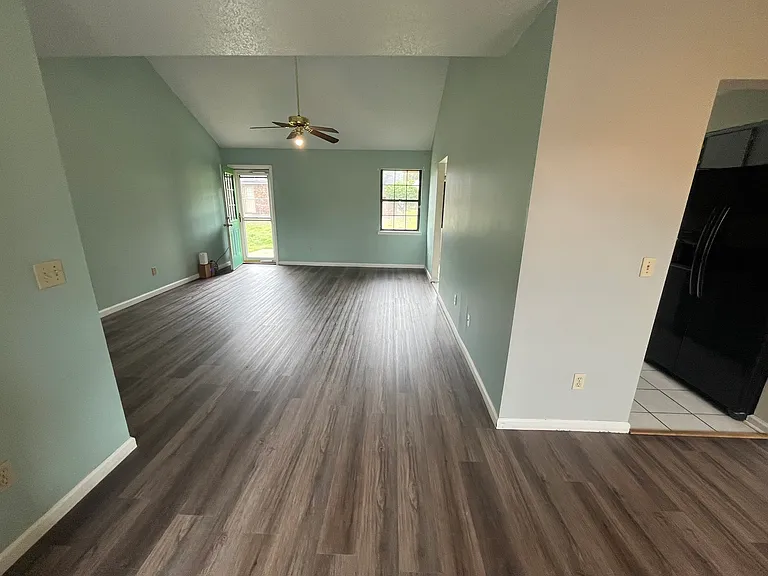 907 Primrose Ln — Photo 3