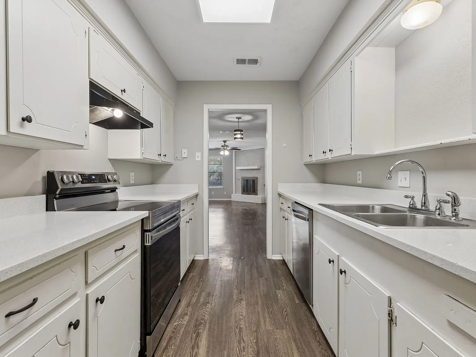 3 bed, 2.5 bath, 1624 sqft, $1,900 — Photo 3