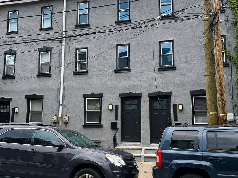 109 W Thompson St