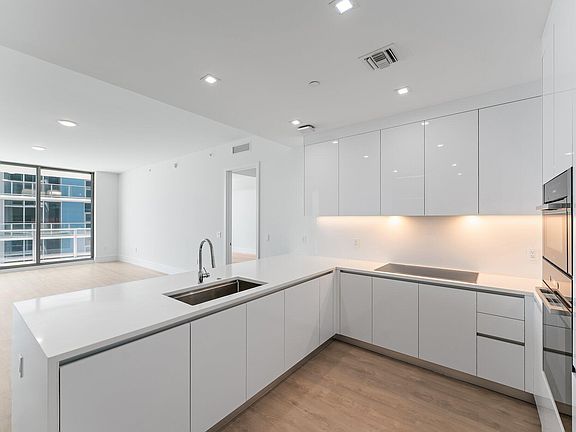 4th image of 220 Lake Shore Drive #1219