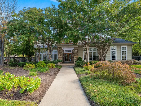 5111 Travis Edward Way APT F, Centreville, VA 20120