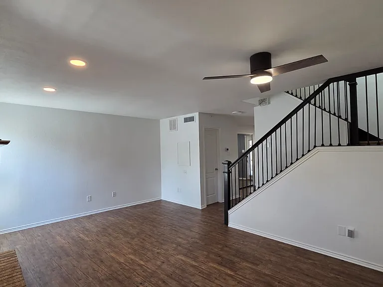Colony Ct — Photo 3