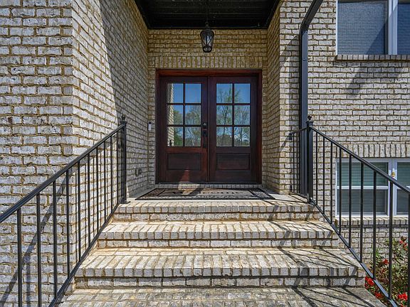 4th image of 315 Richards Cir