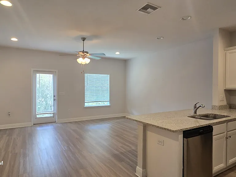 1871 Pointe Dr #1 — Photo 4