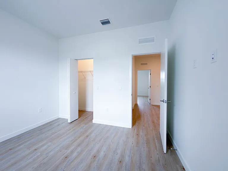 142 NW 10th Pl — Photo 22