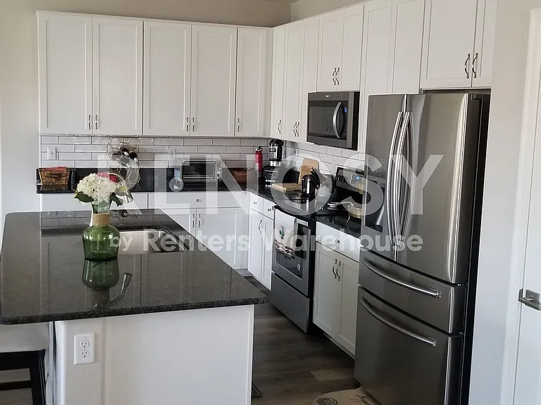 1803 E Grove St — Photo 6